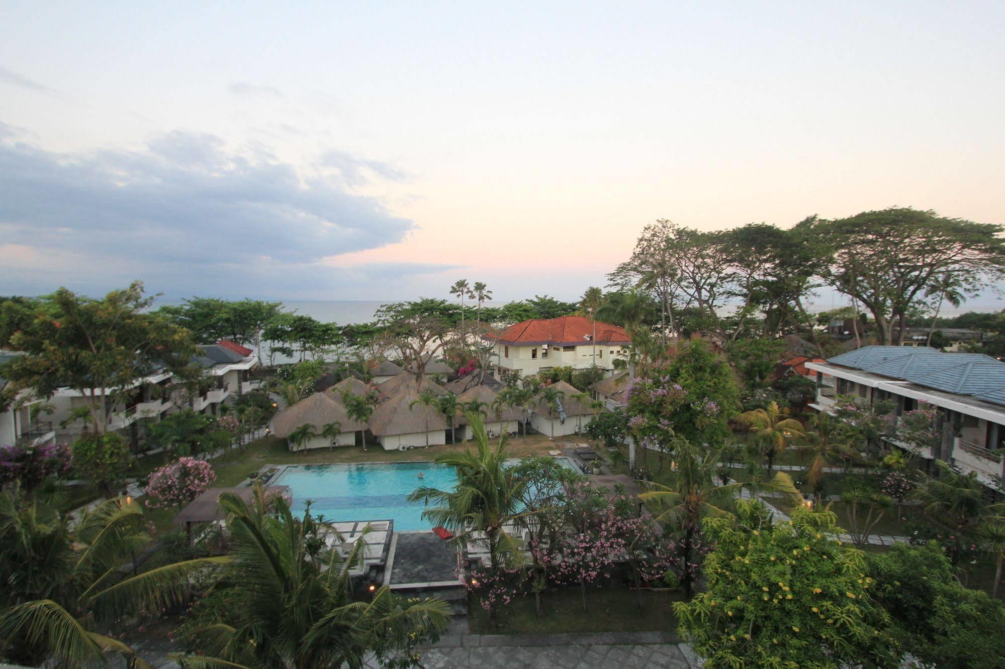 Alit Beach Resort And Villas Санур Экстерьер фото